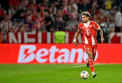 Luis Diaz FC Bayern Muenchen FCB (14) Action on the ball perimeter advertising BETANON, Allianz