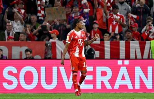 Goal celebration Michael Olise FC Bayern Munich FCB (17) Perimeter advertising SOUVERÄN, Allianz