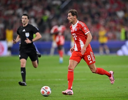 Leon Goretzka FC Bayern Munich FCB (08) Action on the ball behind Referee Florian Badstübner