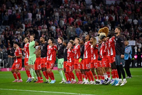 Team, FC Bayern Munich team celebrates victory in the south curve in front of the fans, FCB Allianz
