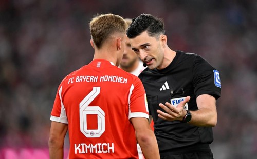 Referee Florian Badstübner in conversation Discussion with Joshua Kimmich FC Bayern Munich FCB (06)