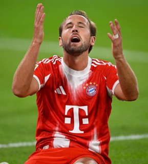Harry Kane FC Bayern Muenchen FCB (09) Disappointment disappointed after missed goal chance Gesture
