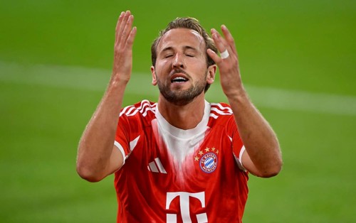 Harry Kane FC Bayern Muenchen FCB (09) Disappointment disappointed after missed goal chance Gesture