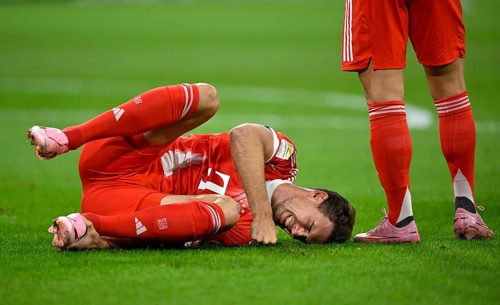 Leon Goretzka FC Bayern Muenchen FCB (08) injured Injury on the ground, Allianz Arena, Munich,