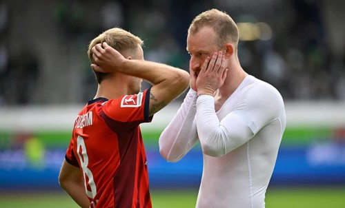 After the match Leo Scienza 1. FC Heidenheim 1846 FCH (08) in discussion with Maximilian Arnold VfL