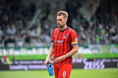 Patrick Mainka 1. FC Heidenheim 1846 FCH (06) with captain's armband in rainbow colours,