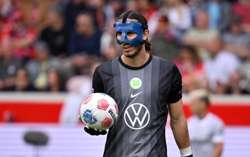 Goalkeeper Kamil Grabara VfL Wolfsburg (01) with face mask Carbon mask Ball Voith-Arena,