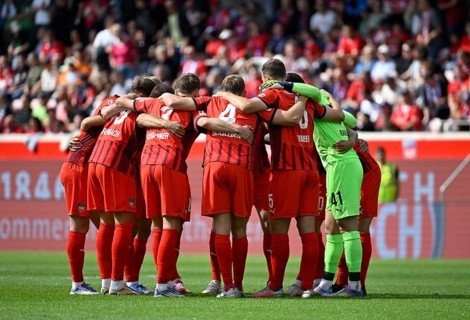 Team building, team circle in front of the start of the match 1. FC Heidenheim Voith-Arena,