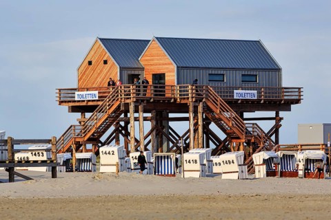 Pile dwelling, toilet house on the beach, beach chairs, strollers, Sankt Peter-Ording, Eiderstedt