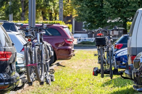 Bicycle carrier, rear carrier for bicycles, which is mounted on a trailer coupling, can transport