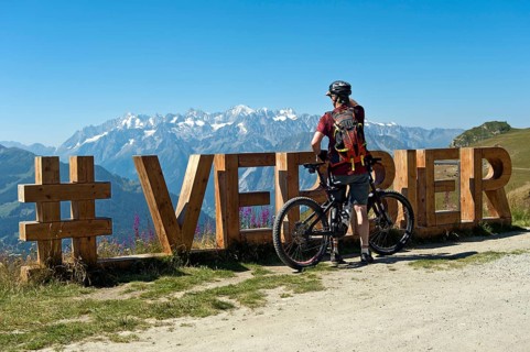 Mountain biker looks from the photo spot 'Verbier' on the Col de la Croix de Cœur pass to the