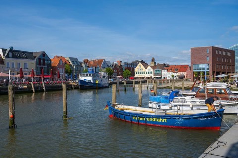 Buildings and ships at the harbour, Husum, North Frisia, North Sea, Schleswig-Holstein, Germany