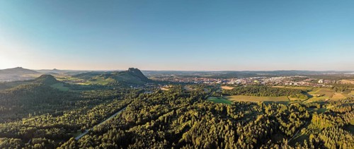 Luftbild, Panorama von einer vulkanisch geprägten Landschaft im Abendlicht, mit dem Hohenstoffeln,