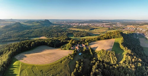 Luftbild, Panorama von einer vulkanisch geprägten Landschaft im Abendlicht, im Vordergrund der