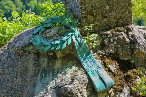 Wreath on the pedestal of the Hauff monument, inscription, Das Edle bleibt der Nachwelt unverloren.