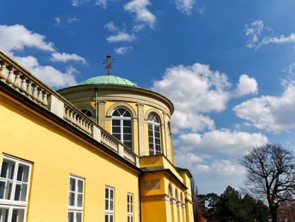 Yellow library pavilion, French classicism, administration, Herrenhausen Gardens, Cumulus, sunny