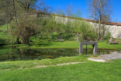Lauter spring, Große Lauter, karst spring pot, park, idyll, meadow, lawn trees, Offenhausen,
