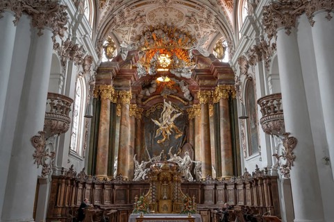 Chancel with the Assumption of Mary with the Apostles, a work by the Asam brothers built between