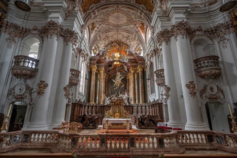 Chancel with the Assumption of the Virgin Mary with twelve apostles, a work created by Egid Quirin