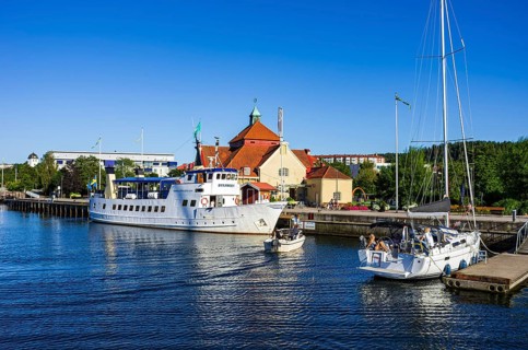 Archipelago boat MS BYFJORDEN and picturesque maritime flair in the guest harbour of Uddevalla,