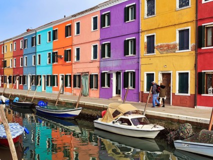Strollers along the canal, typical street scene in winter, colourful facades, various fishermen's