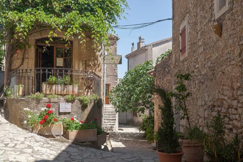 Mountain village Simiane la Rotonde, Département Alpes-de-Haute-Provence, Region
