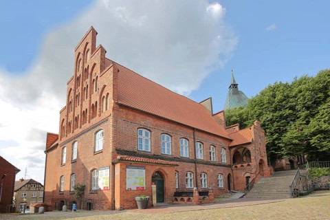 Building with stepped gable of the tourist information centre, brick building, Am Markt, Mölln,