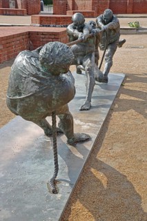 Tug-of-war by Karl-Henning Seemann 1987, bronze sculpture, modern art, tug-of-war, rope, sport,