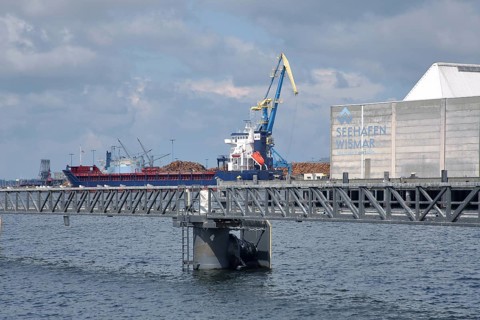 Seaport with pier and jetty, harbour crane, gantry crane, container crane, shipyard crane, cargo