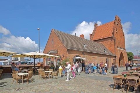 Historic water gate as part of the former town fortifications, street pub, restaurant, ice cream