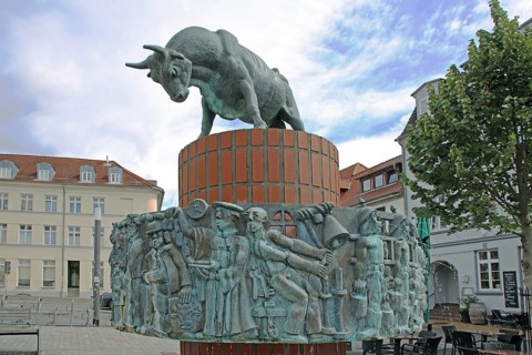 Fountain Mr Pastor sien Kauh Stephan Horota 1979 with bull figure, homage to a Low German folk
