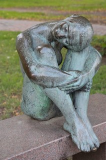 Sculpture Resting by August-Martin Hoffmann 1976, bronze sculpture, seated female figure on bench