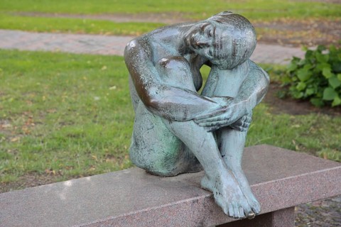 Sculpture Resting by August-Martin Hoffmann 1976, bronze sculpture, seated female figure on bench