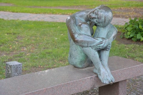 Sculpture Resting by August-Martin Hoffmann 1976, bronze sculpture, seated female figure on bench