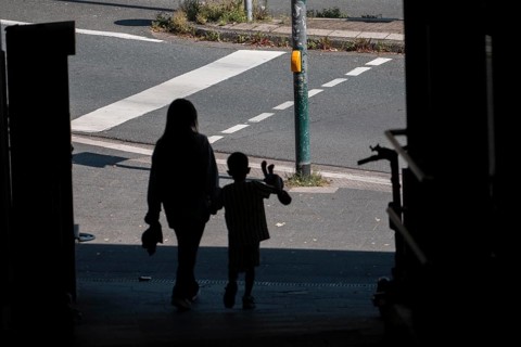 Subway, pedestrian, dark, mother and child, symbolic image
