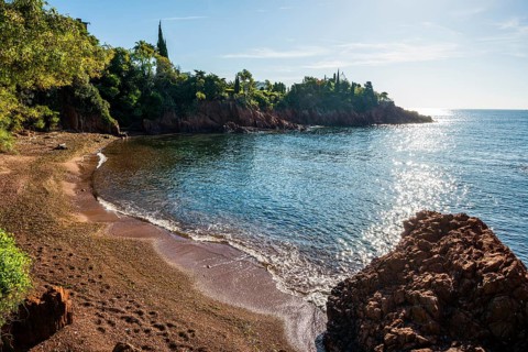 Picturesque beach and red rocks, Calanque Notre Dame, Saint-Raphaël, Massif de l'Esterel, Esterel