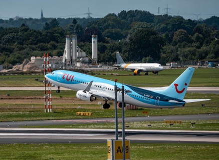 Düsseldorf Airport, TUIFly Boeing 737 on take-off, North Rhine-Westphalia, Germany