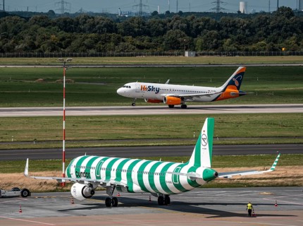 Düsseldorf Airport, Condor Airbus A321-200, aircraft on the apron, HiSky Europe Airbus A320-200