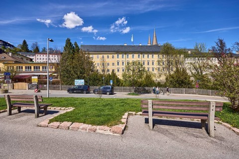 Royal Castle Berchtesgaden, general development, benches, lawn, lantern, parking lane with