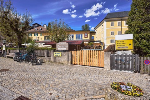 Gasthof Neuhaus, Royal Castle Berchtesgaden, pedestrian zone, square, cobblestones, trees, benches,