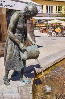 Mother-child fountain, sculptor Fritz Schelle, fountain with bronze sculptures, square, outdoor