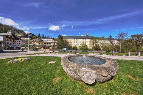 Royal Castle Berchtesgaden, Fischerbrunnen, master stonemason August Wolf, fountain, stone