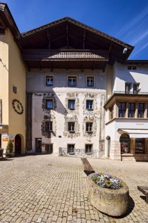 Historic building, facade, window, air painting, pedestrian zone, flower bucket, pavement made of