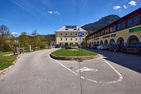 Volksbank Raiffeisenbank Oberbayern Südost eG, car park, motorbike parking, benches, commercial
