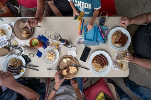Eating in a pub in Middle Franconia, sausages with sauerkraut and bread, child painting at the