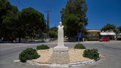 Paris Roussos, Fighter for unification with Greece, A roundabout with a bust in the centre,