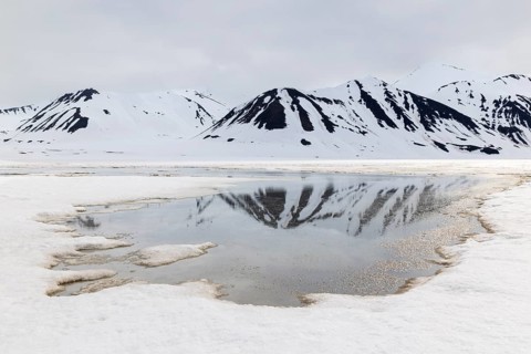 Meltwater in front of mountain range, snow, Mushamna, Spitsbergen, Svalbard