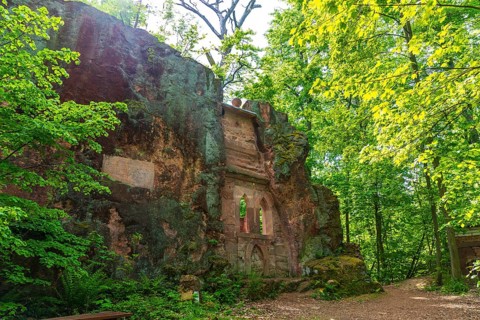 On the porphyry nature trail over the Rochlitzer Berg, so-called hermitage in the Seidelbruch,