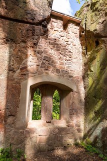 On the porphyry nature trail over the Rochlitzer Berg, so-called hermitage in the Seidelbruch,