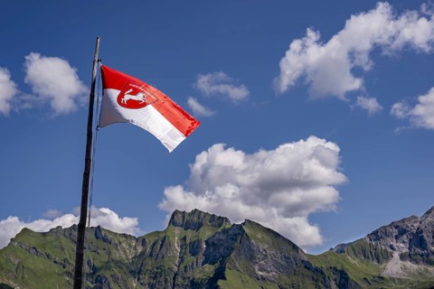 Flag of Oberstdorf, behind it the Schneck, 2268m, Himmelhorn, 2111m, with the Rädlergrat,